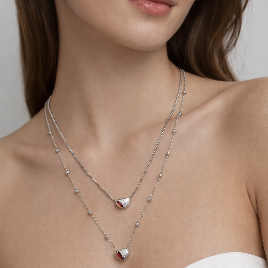 Gargantilla elegante con doble cadena y colgantes corazón