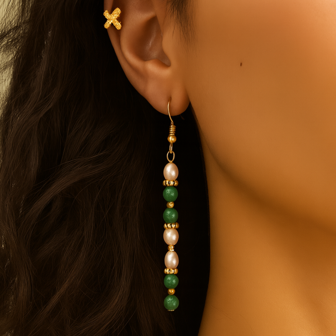Pendientes largos de malaquita y perla en acero inoxidable con baño de oro, diseño artesanal de la marca Sfinge.
