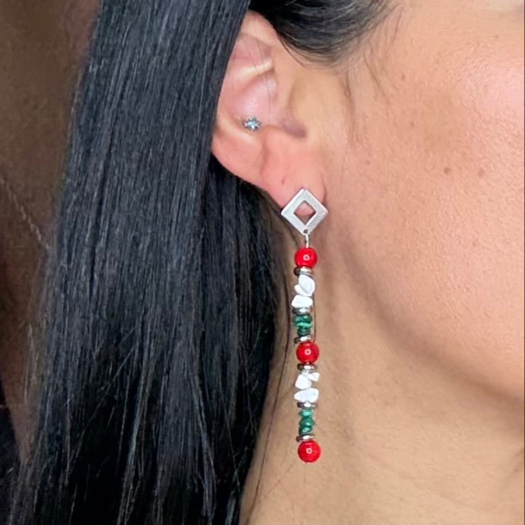 Pendientes Largos de Howlita Roja y Malaquita Verde – Colección Pasión Sfinge
