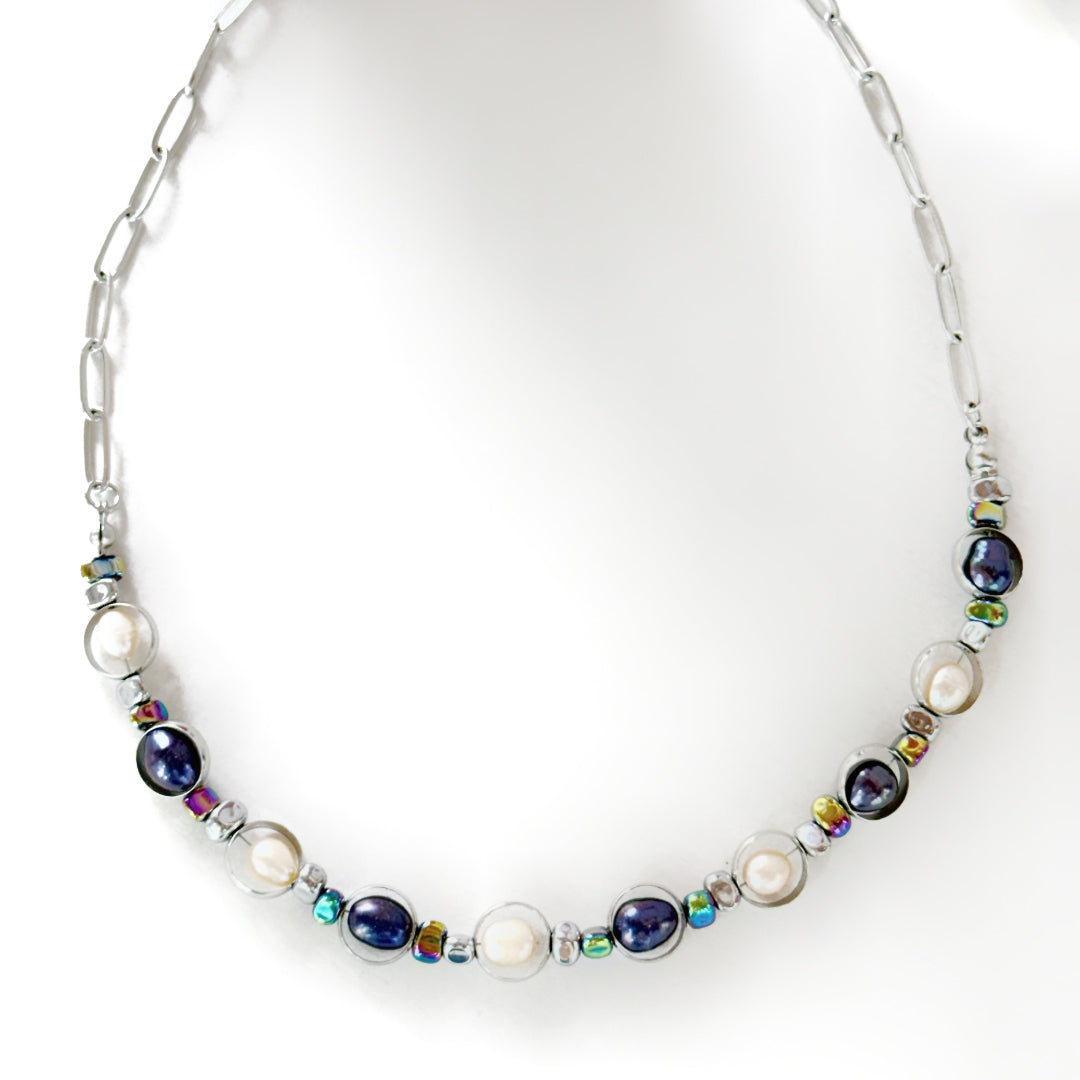 Gargantilla Sfinge con Perla Natural y Piedra Hematita – Joya Artesanal y Elegante