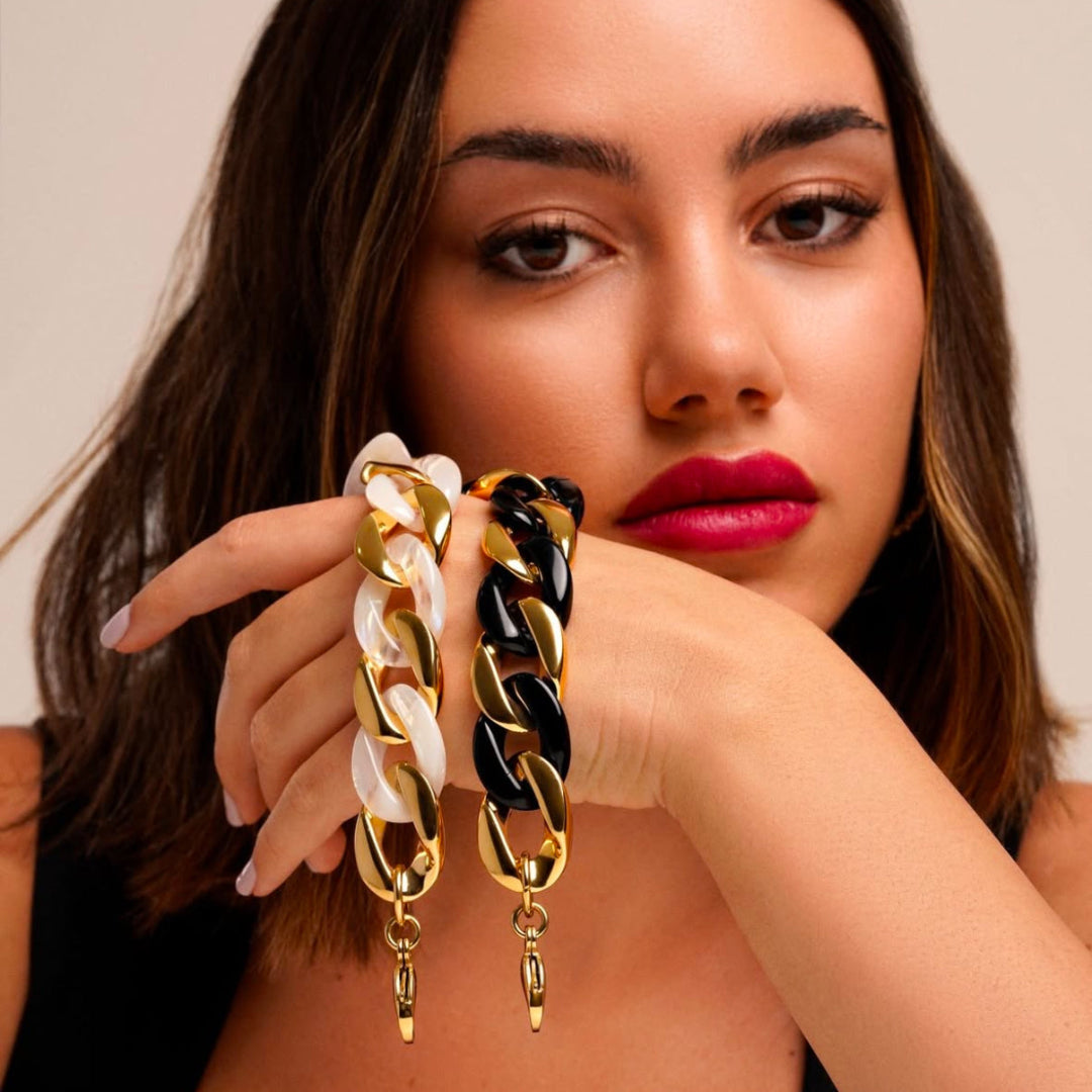 Pulsera Rocío Martín en acero 316 chapado en oro 18K con eslabones barbados dorado y negro, diseño waterproof ajustable.