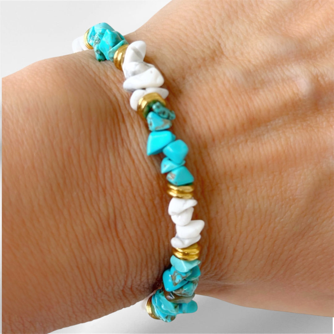 Pulsera de turquesa y howlita blanca con cadena de acero inoxidable, Colección Brisa de la marca Sfinge.