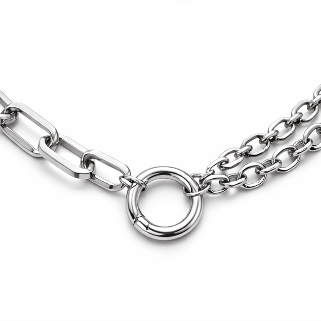 Detalle collar asimétrico con dos tipos de cadena Sfinge