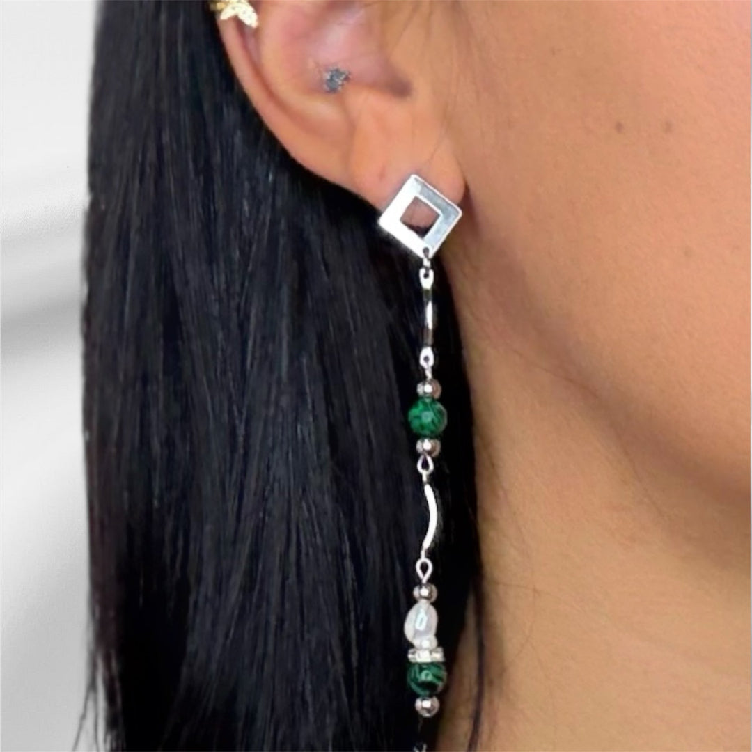 Pendientes largos de malaquita y perla en acero inoxidable, diseño geométrico, Colección Renacer de Sfinge.
