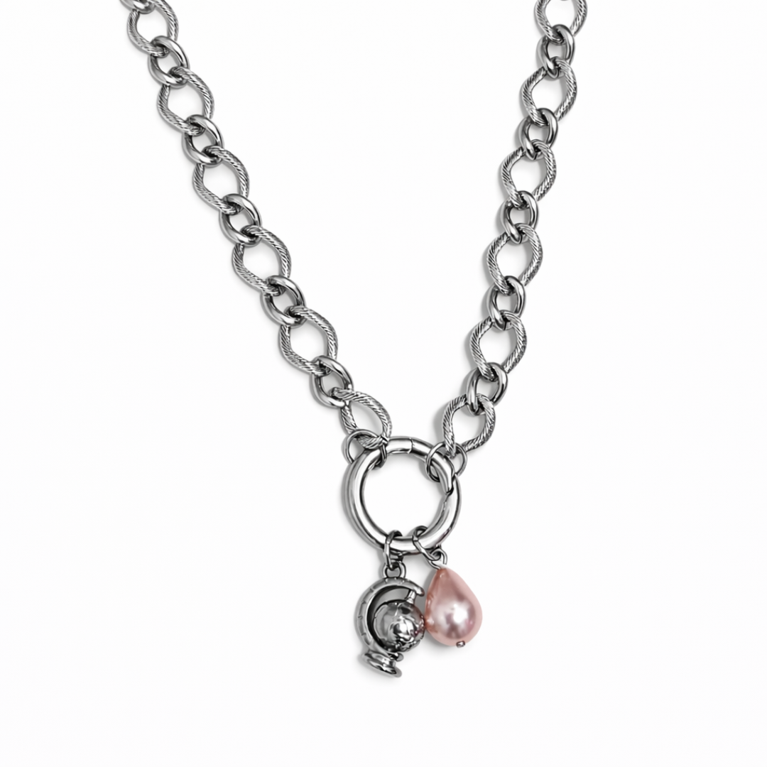 Detalle gargantilla torsionada con aro para charms Sfinge Infinity