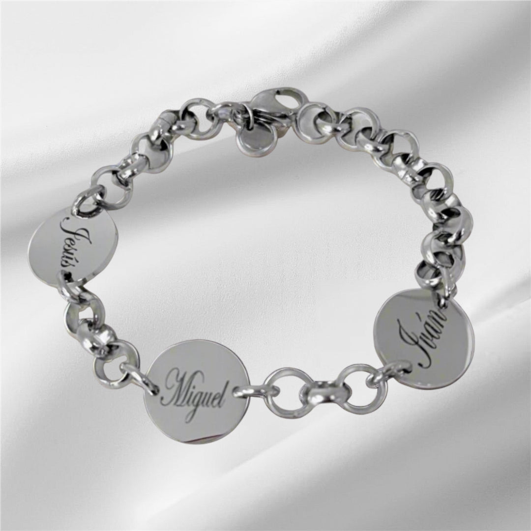 Pulsera de acero inoxidable con chapitas grabadas, personalizable con nombres o fechas.