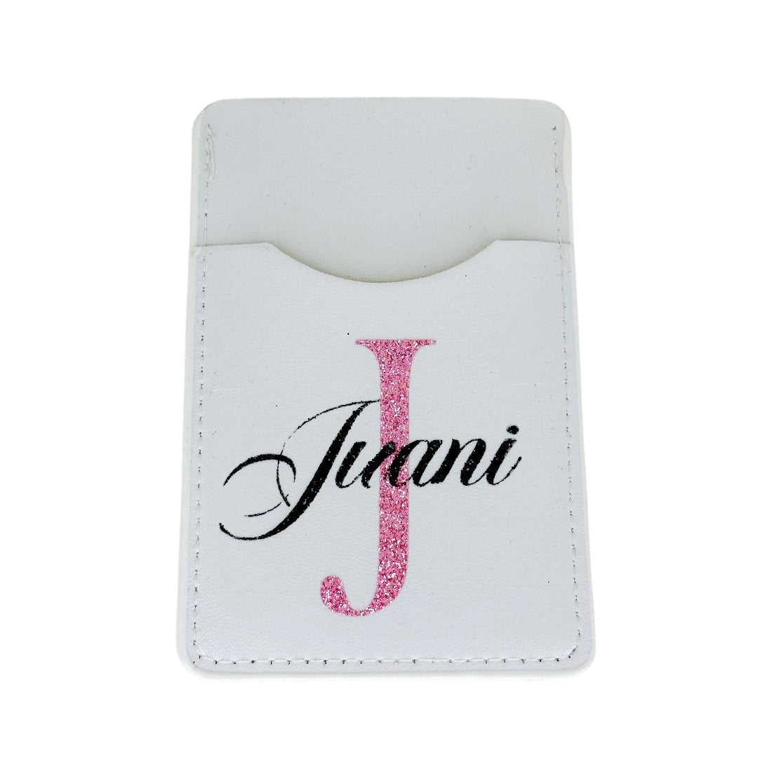 Tarjetero blanco personalizado con inicial brillante y nombre, diseño elegante y práctico