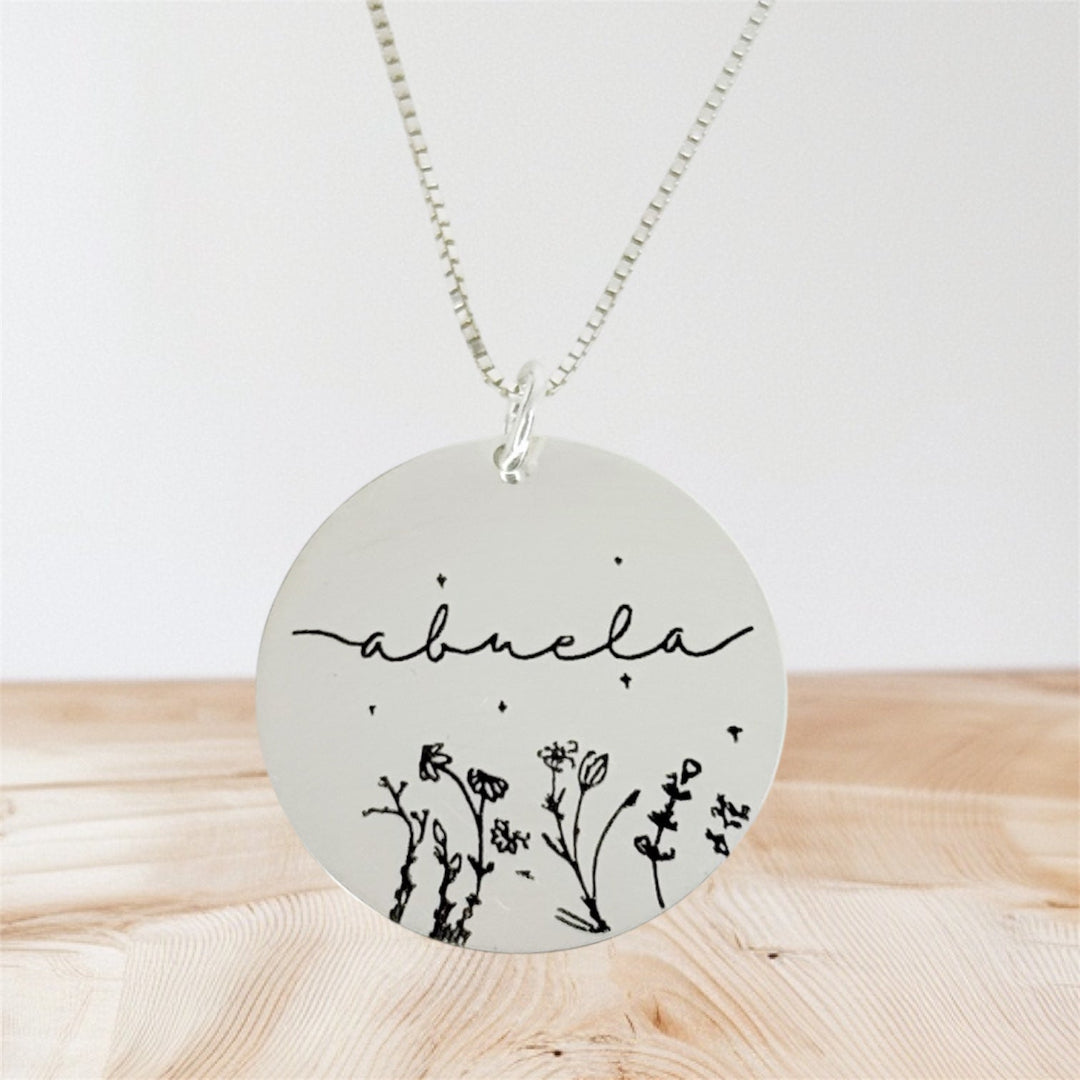 Gargantilla de plata personalizada para abuela con nombres grabados y flores