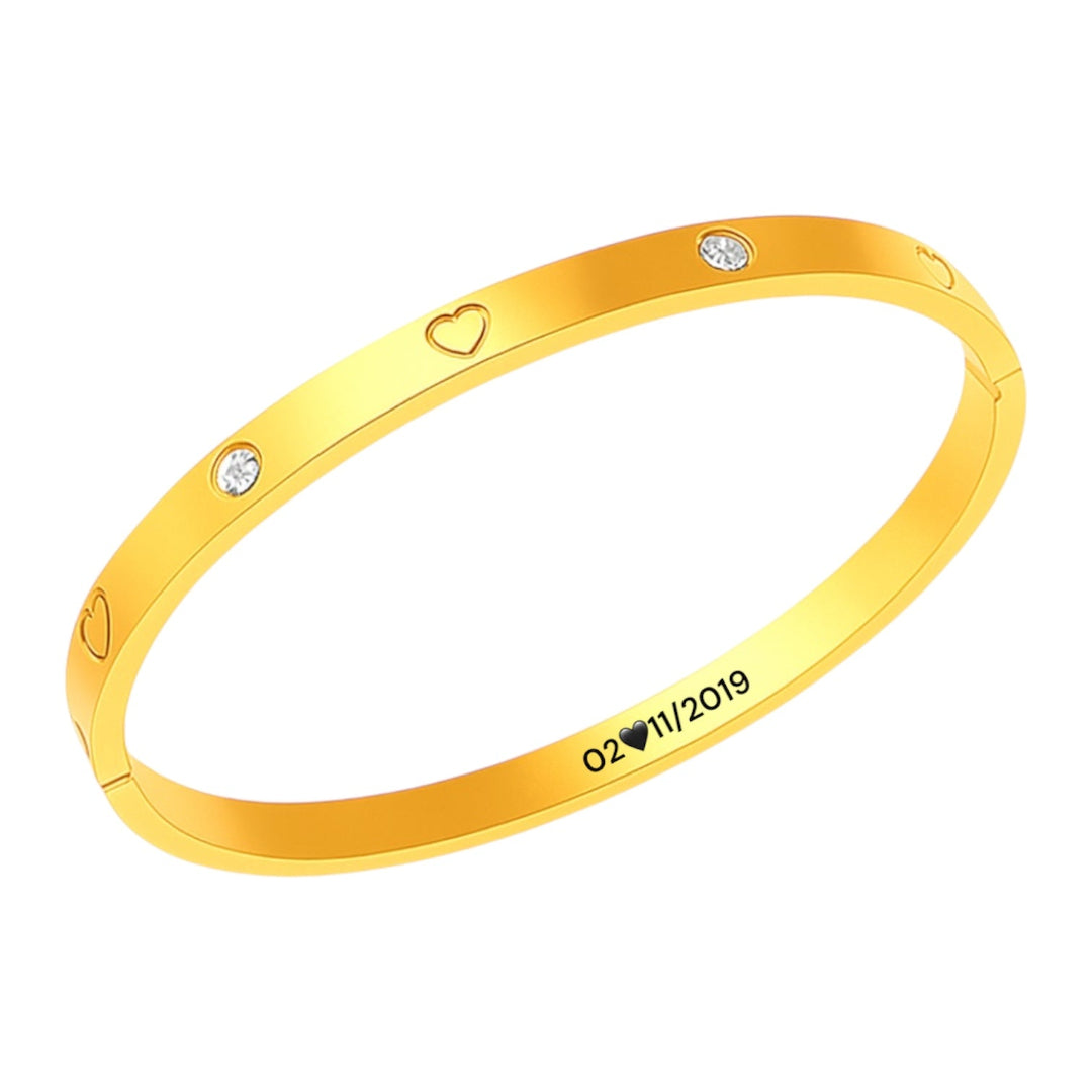 Pulsera dorada con corazones personalizada con grabado de nombre o frase