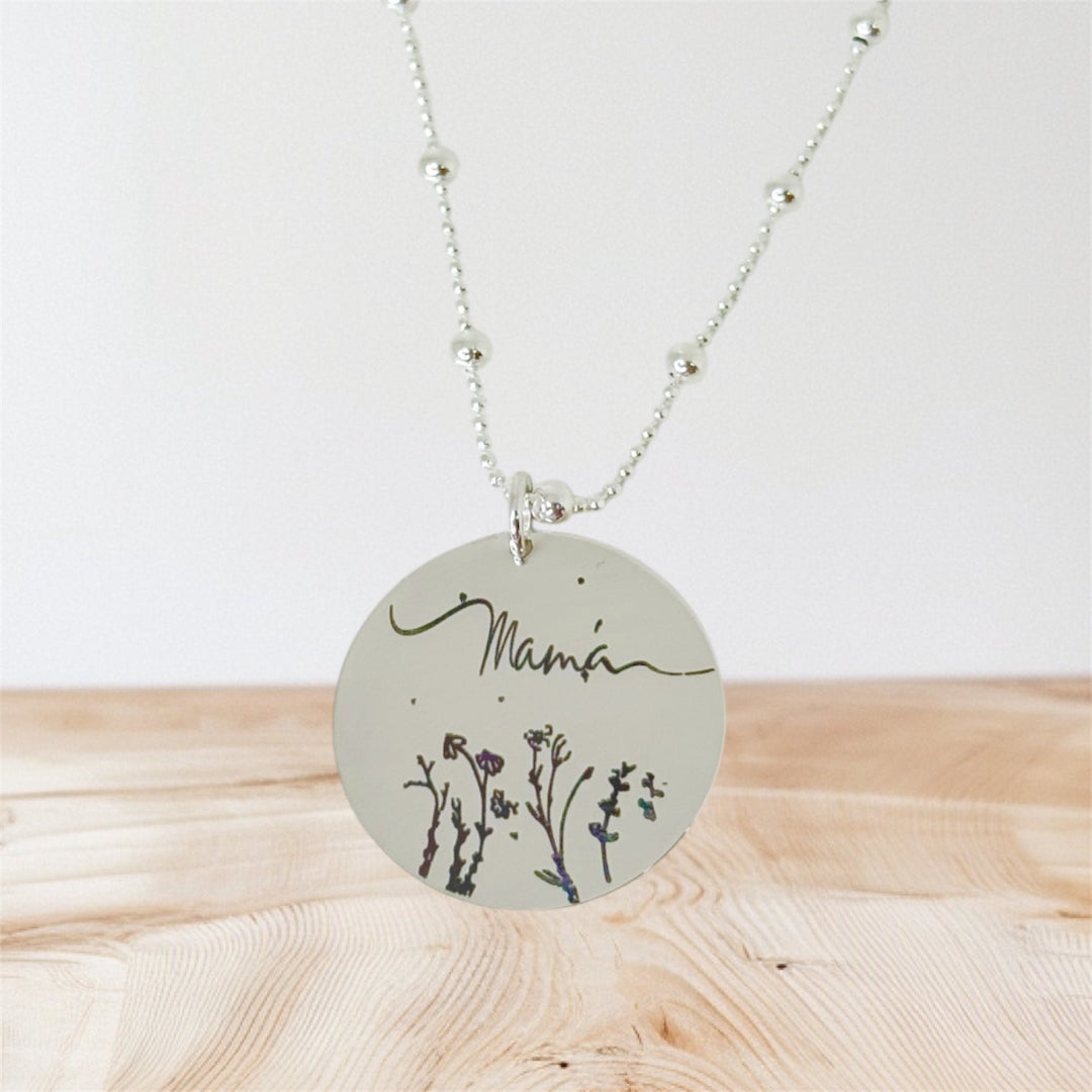 Gargantilla de plata con cadena de bolitas y grabado “Mamá” con flores