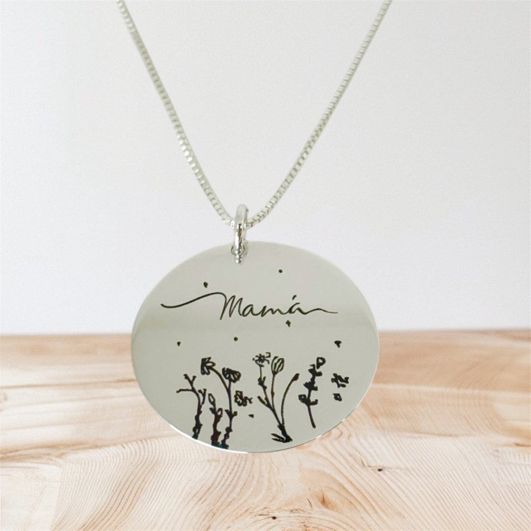 Collar de plata con cadena fina y grabado “Mamá” con flores