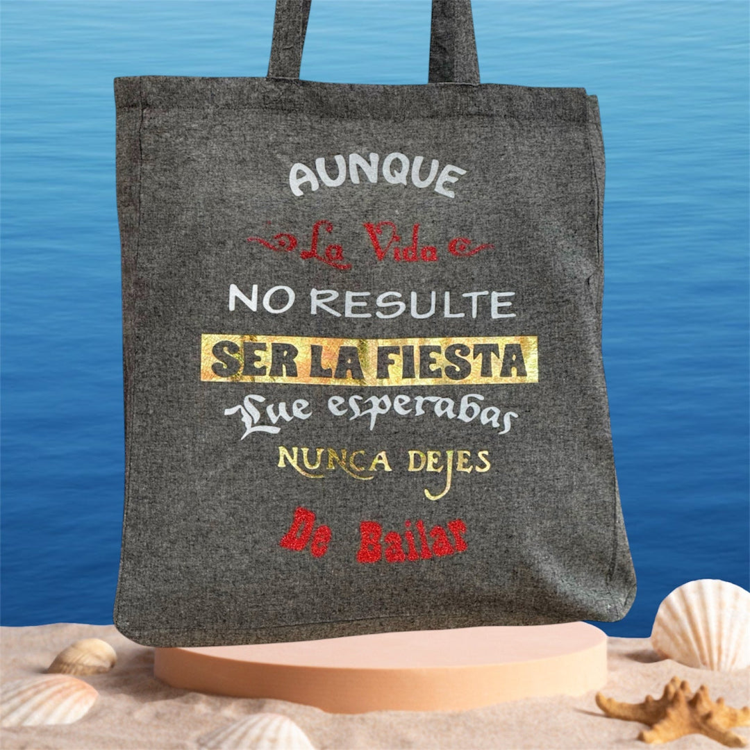 Bolsa tote gris personalizada con frase motivadora en vinilo brillante dorado y rojo, diseño exclusivo Sfinge