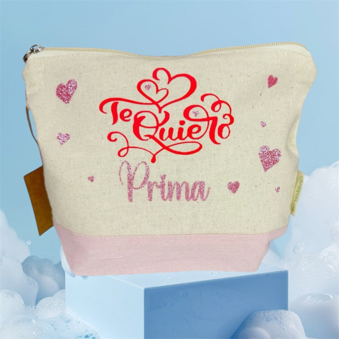 Neceser personalizado con frase Te quiero prima y corazones en glitter rosa