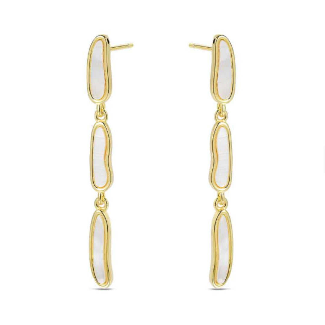 Pendientes de plata chapada en oro con piezas irregulares de nácar – diseño elegante y luminoso – Sfinge Joyas