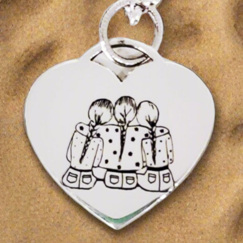 Gargantilla personalizada en plata con corazón grabado – símbolo eterno de amistad y familia