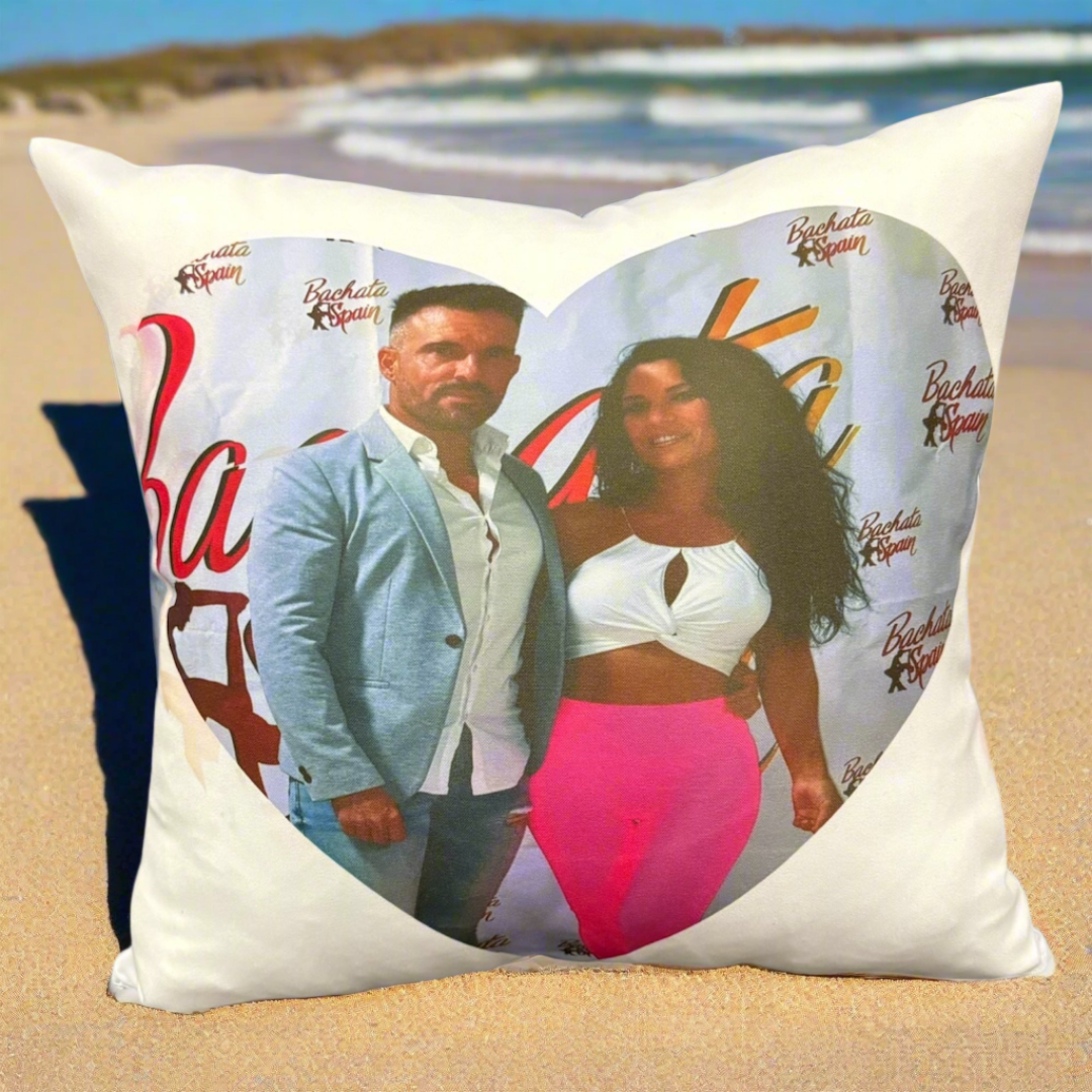 Cojín con foto personalizada, ideal como regalo especial o decoración única. Diseño exclusivo con impresión de alta calidad y tela suave.