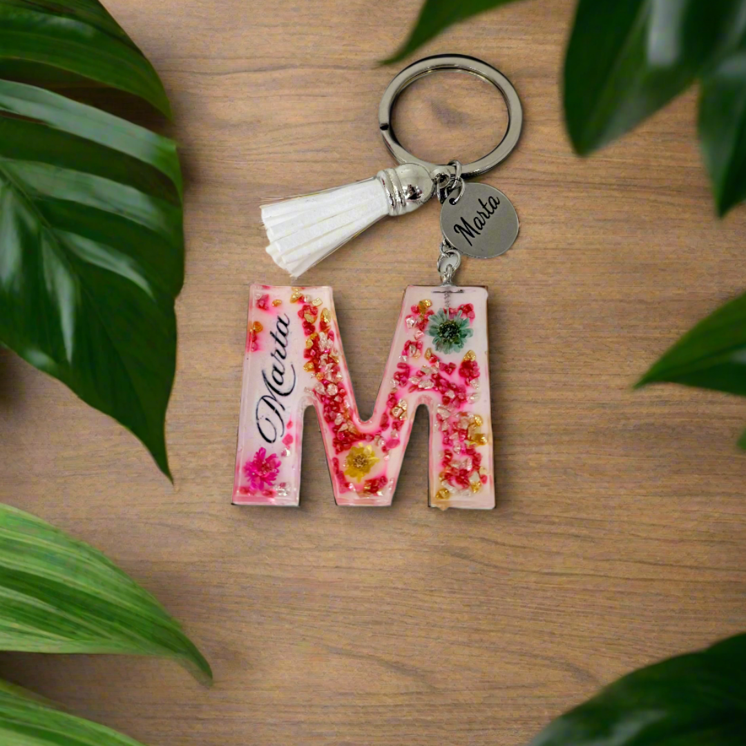 Llavero de resina epoxi con grabado en chapa – Personalizable con nombre, inicial y mensaje especial.