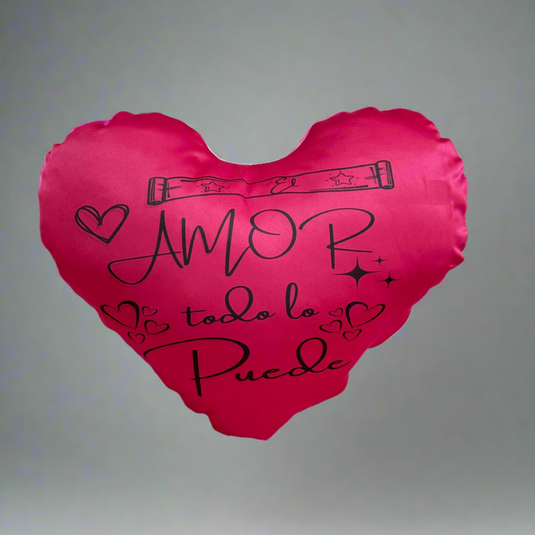 Cojín en forma de corazón con frase “Amor todo lo puede