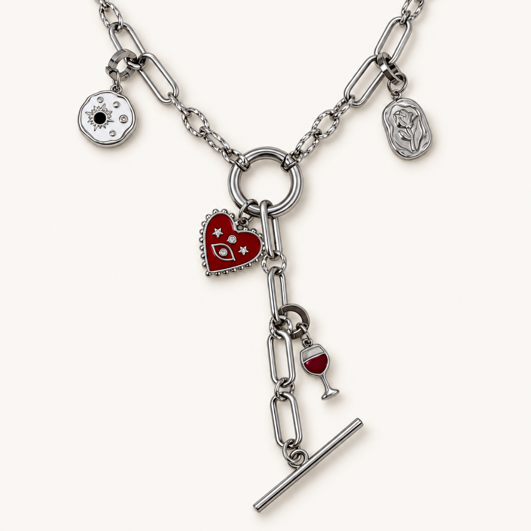 Collar Órbuta cib Charm Corazón Guardián rojo con ojo, estrellas y borde de bolitas en acabado plateado.