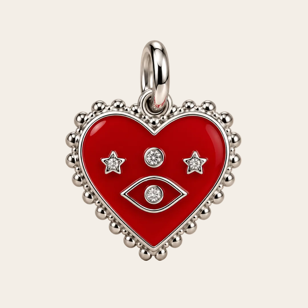 Charm Corazón Guardián rojo con ojo, estrellas y borde de bolitas en acabado plateado.