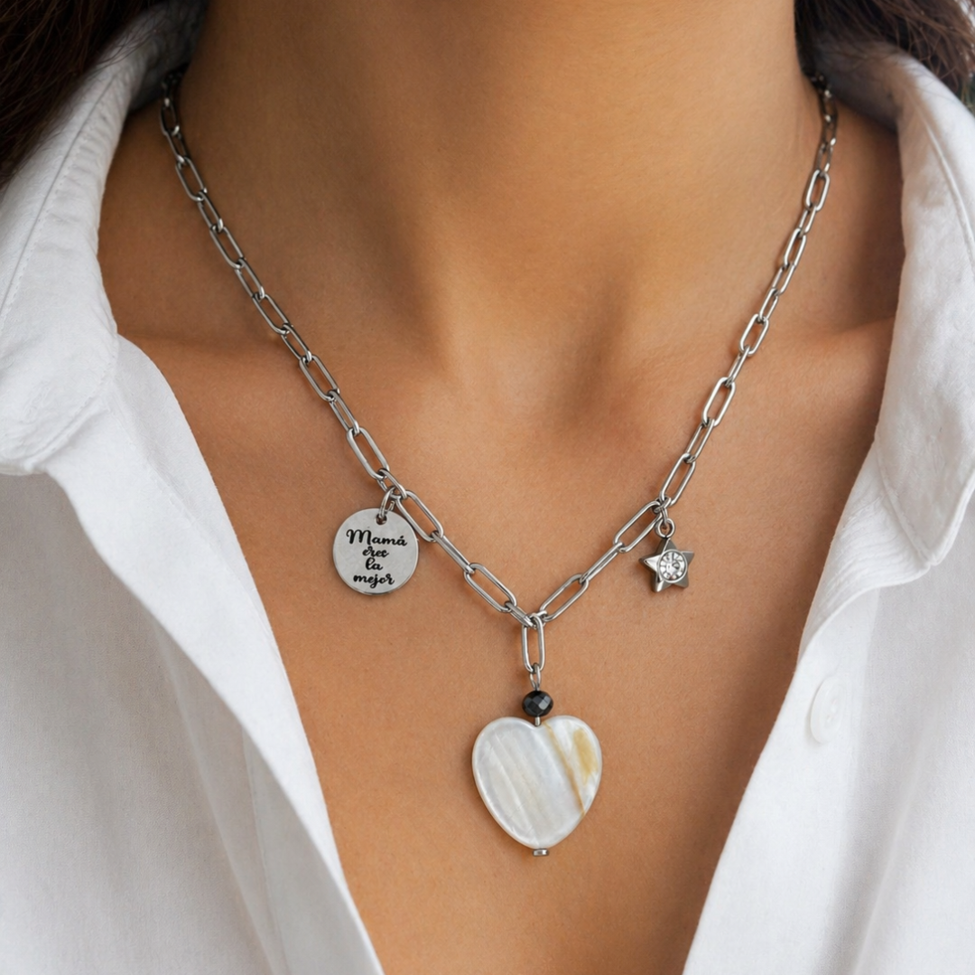 Gargantilla personalizable con corazón de nácar y placa grabada