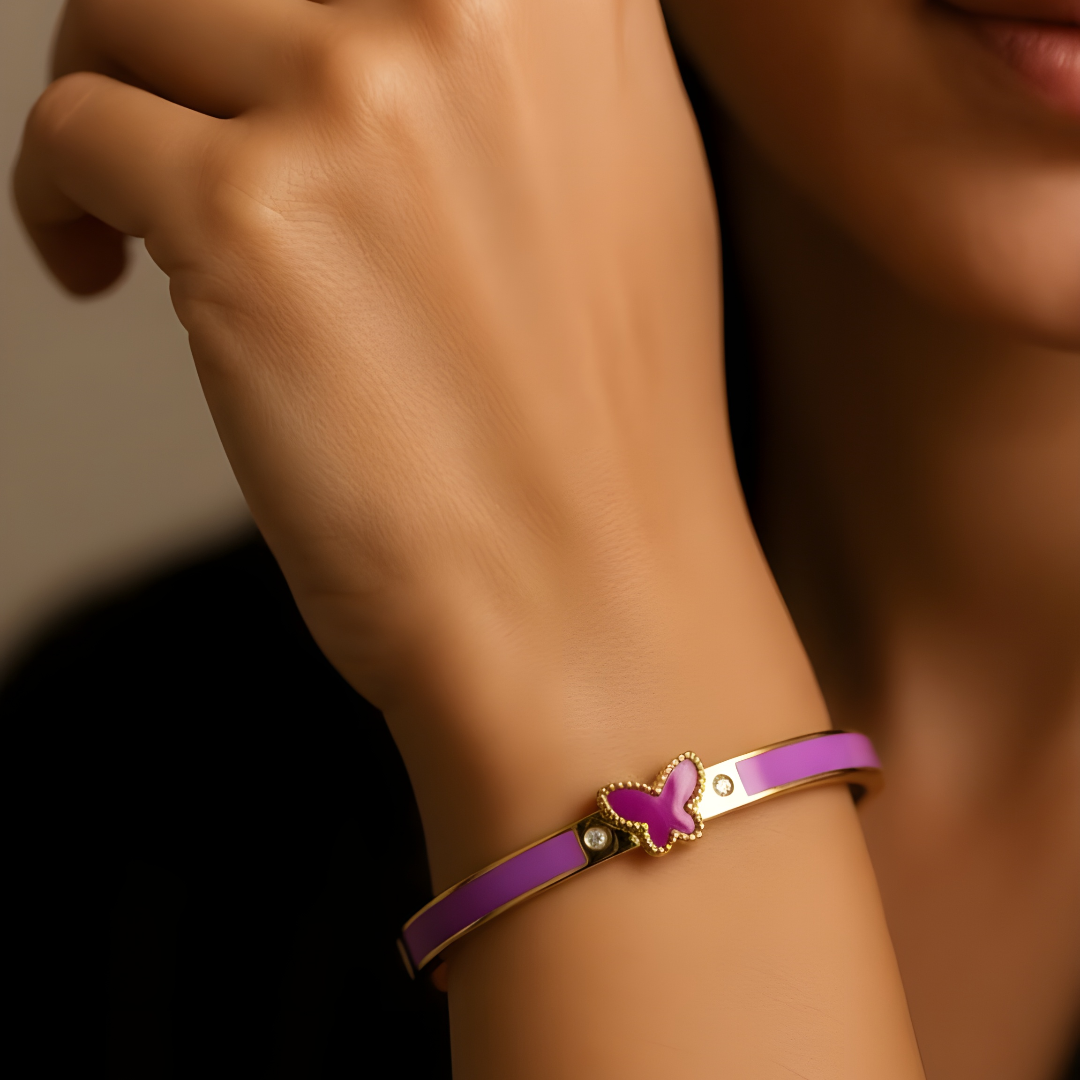 Brazalete de acero dorado con mariposa – Disponible en varios colores