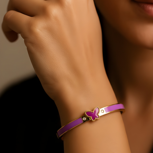 Brazalete de acero dorado con mariposa – Disponible en varios colores