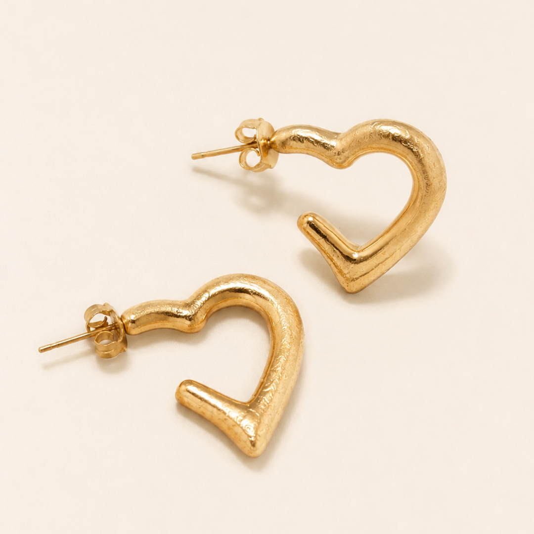 Pendientes Corazón Siena Satinados dorados con diseño abierto