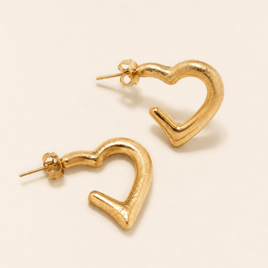 Pendientes Corazón Siena Satinados dorados con diseño abierto