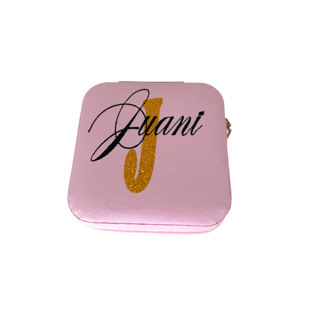 Joyero personalizado rosa con nombre en vinilo dorado, ideal como regalo para mujer o niña.