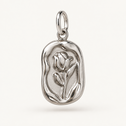Charm Rosa Infinity plateado con rosa en relieve y fondo texturizado.

