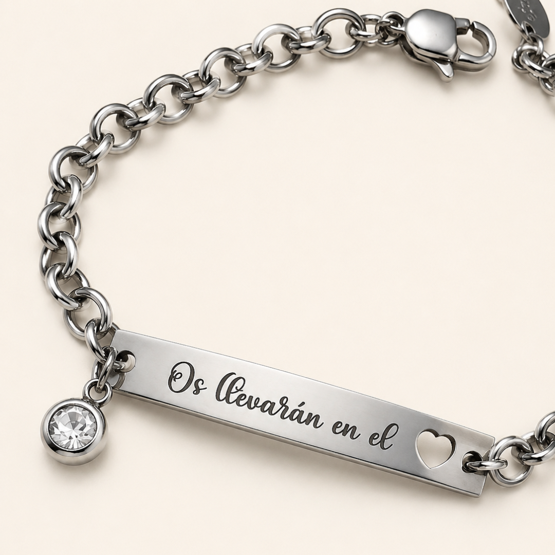 Pulsera grabada con placa central y cristal colgante