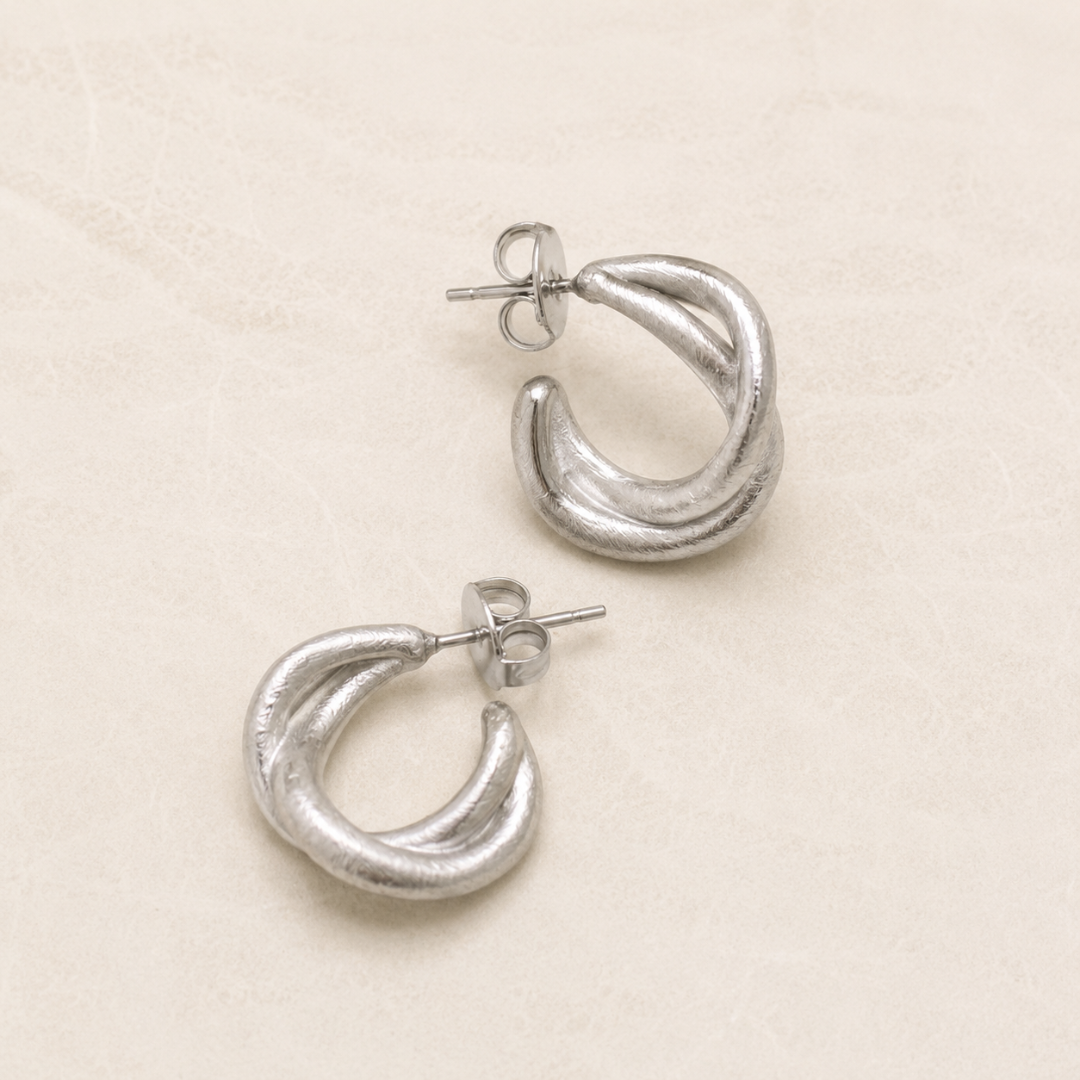 Detalle del acabado satinado artesanal de los Pendientes Lazada en oro
