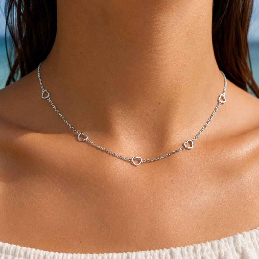 Gargantilla fina con mini corazones en acero inoxidable, en plateado – Sfinge