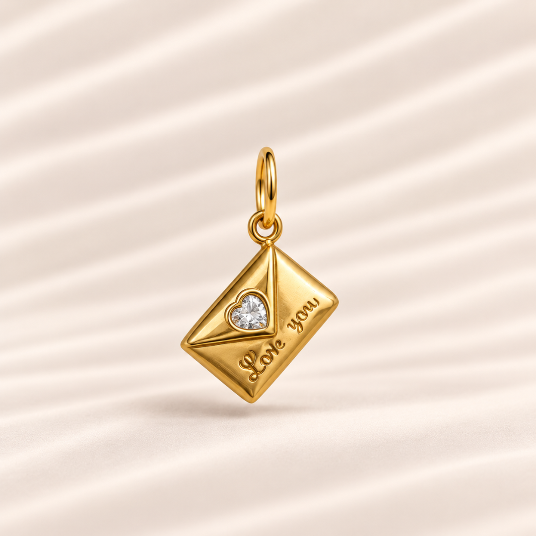 Charm Carta de Amor en forma de sobre combinado con un collar Infinity de Sfinge.