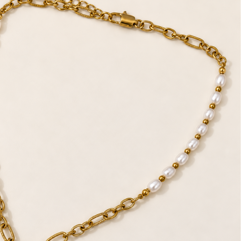 Collar Elara dorado con perlas de agua dulce, aro central y colgante de hoja de nácar. acero inoxidable