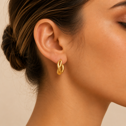  Pendientes Lazada dorados satinados puestos, vista lateral