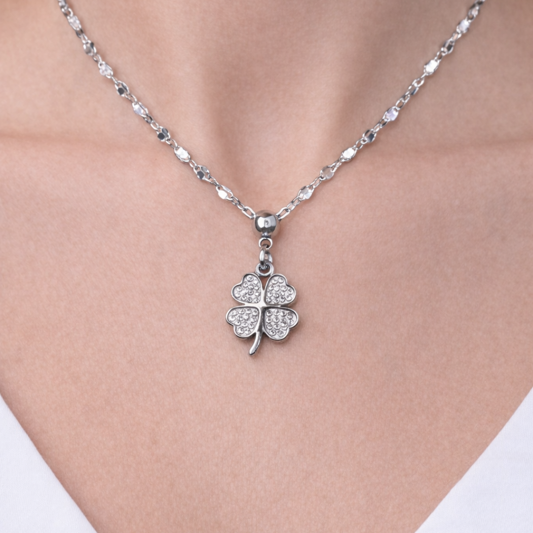 Collar de acero con colgante de trébol de la suerte Sfinge.