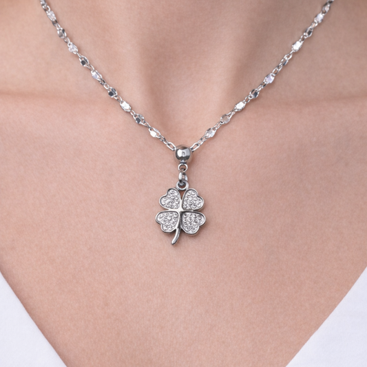 Collar de acero con colgante de trébol de la suerte Sfinge.