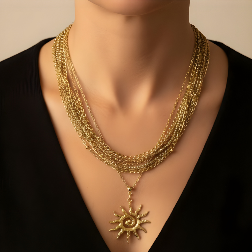 Gargantilla Sol Dorado de Sfinge en acero dorado, diseño artesanal hecho en España, joya elegante ideal para regalo de Navidad.