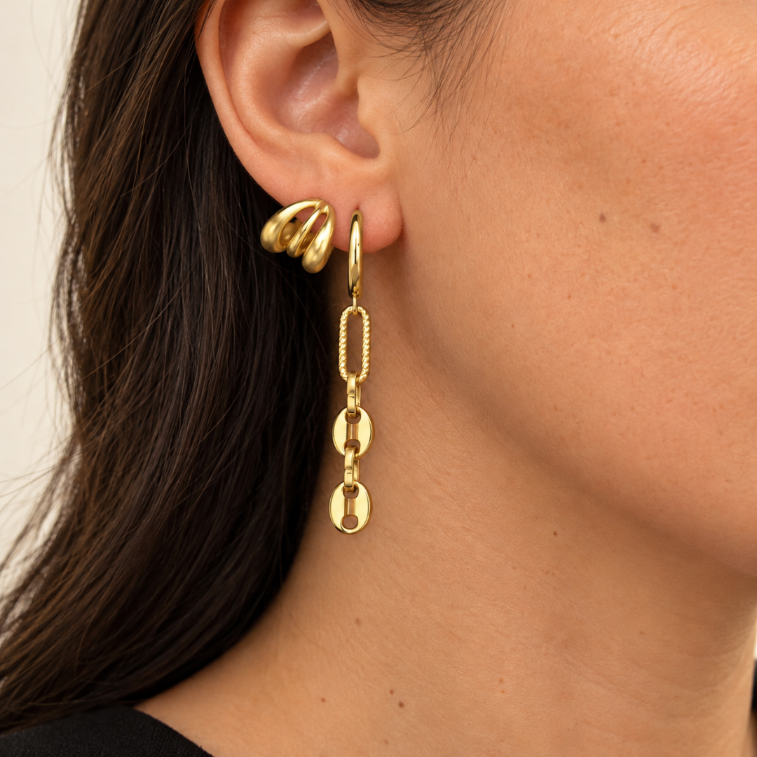 Pendientes Conexión combinados con pendientes Abrazo y gargantilla doble dorada.