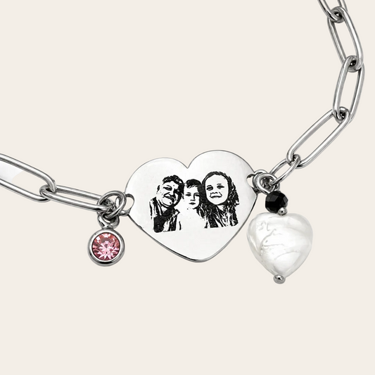 Pulsera personalizada con fotograbado estilo dibujo en corazón, con dije y detalles brillantes | Sfinge joyas