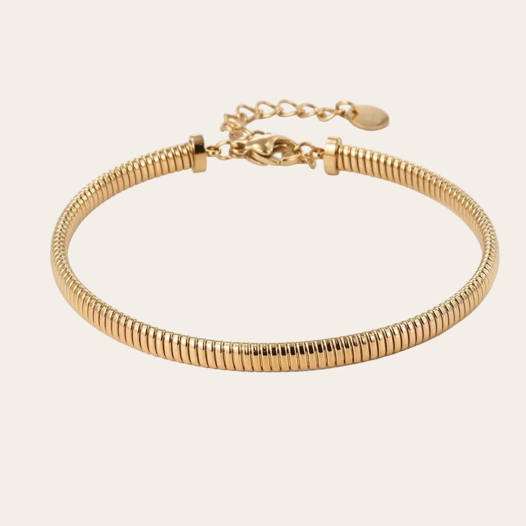 Brazalete fino dorado PVD waterproof tipo muelle – joya elegante
