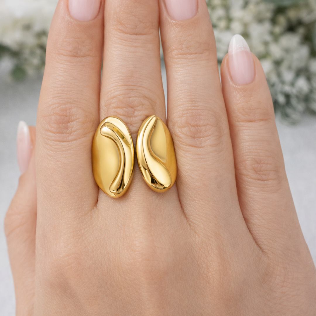 Anillo de diseño orgánico Sfinge ajustable en acabado dorado sobre la mano