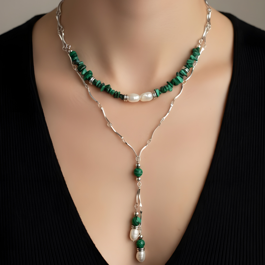 Gargantilla artesanal de malaquita natural y perla de agua dulce – disponible en acero plateado o dorado – hecha en España por Sfinge Joyas