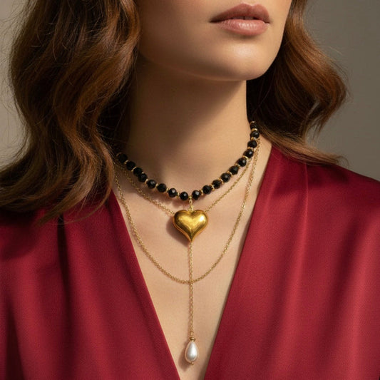 Gargantilla Corazón Noir con cristal y perla en modelo
