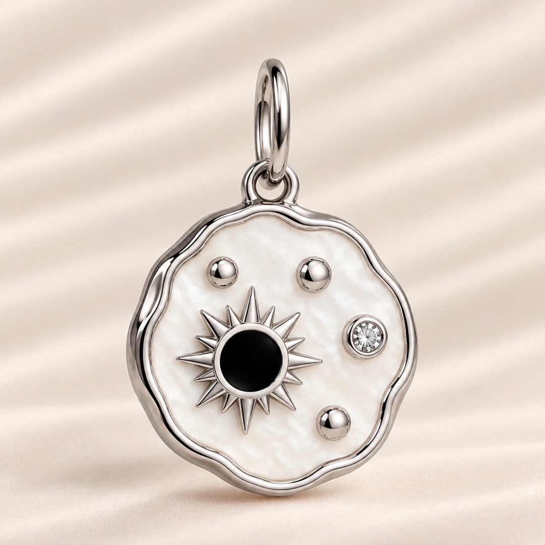 Detalle delantero del Charm Solaris con centro oscuro y circonita