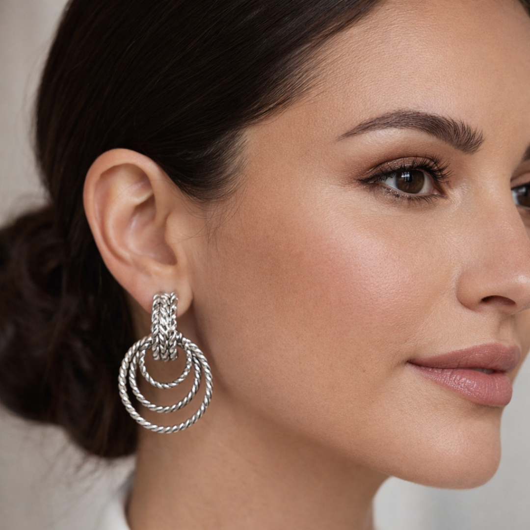 Pendientes aros dobles texturizados elegantes en modelo