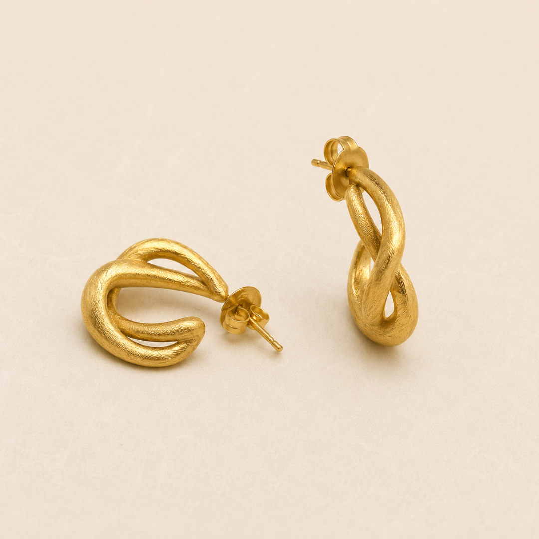 Pendientes Lazada dorados con doble aro entrelazado y acabado satinado, vista general del par