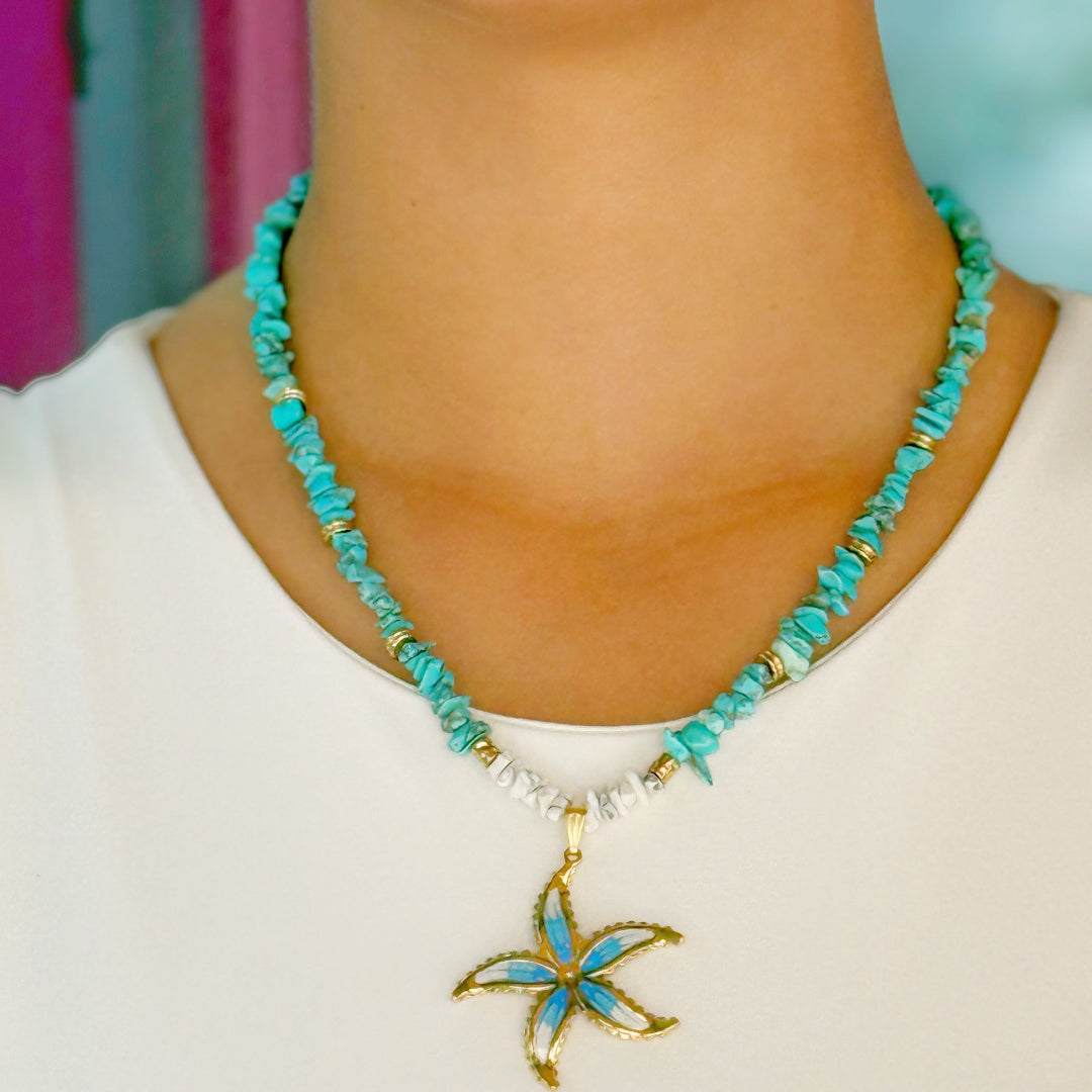 Gargantilla de acero inoxidable con turquesa y howlita blanca, colgante estrella de mar, marca Sfinge.